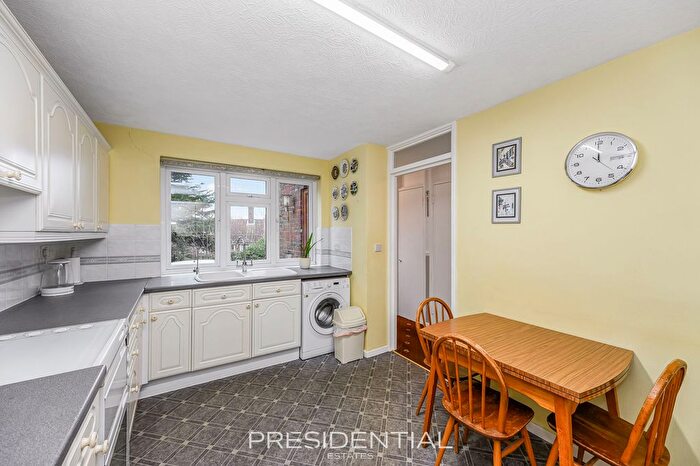 3 Bedroom End Terrace House For Sale In Thatchers Close, Loughton, IG10