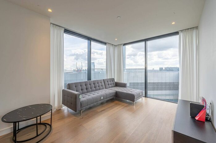 2 Bedroom Flat To Rent In South Quay Plaza, Canary Wharf, London, E14