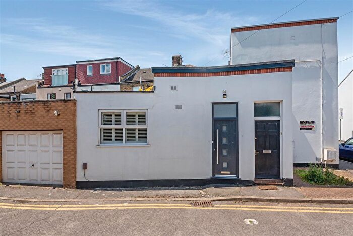 1 Bedroom Flat For Sale In Deburgh Road, Wimbledon, London, SW19