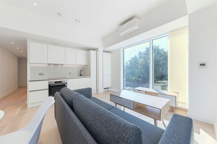 2 Bedroom Flat To Rent In Apt Parkview, Great West Road, Brentford, TW8