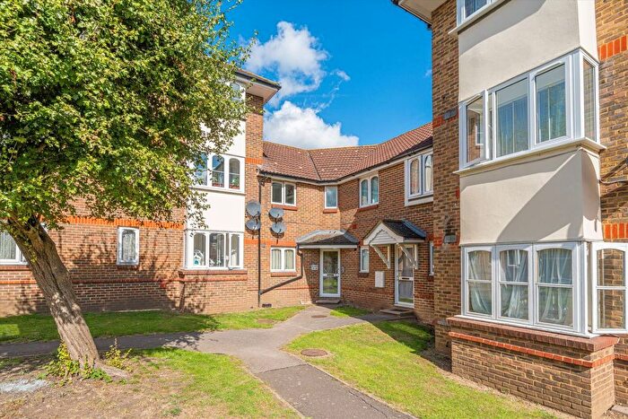 2 Bedroom Flat For Sale In Stirling Grove, Hounslow, TW3