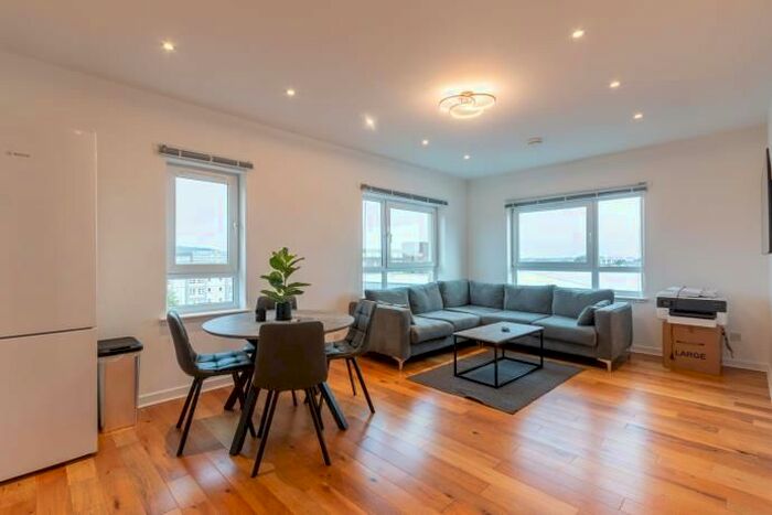 3 Bedroom Flat To Rent In New Mart Place, Edinburgh, EH14