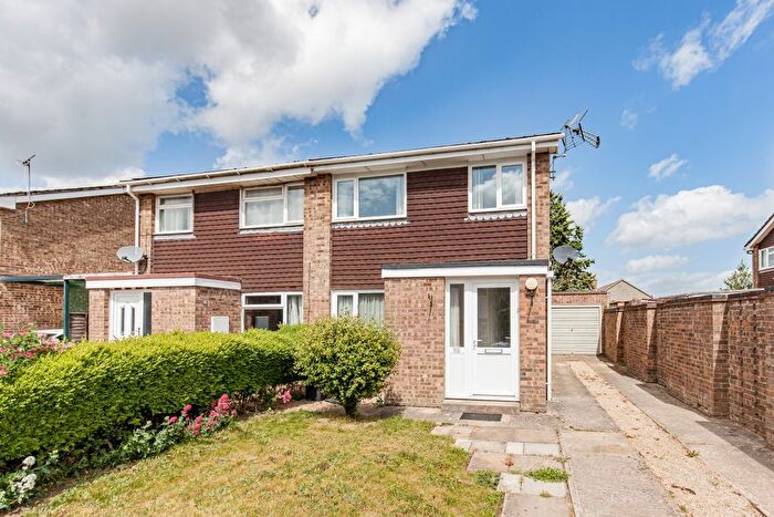 3 Bedroom Semi-Detached House To Rent In Dovetrees, Carterton, OX18