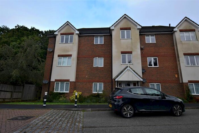 2 Bedroom Flat To Rent In Welton Rise, St. Leonards-On-Sea, TN37