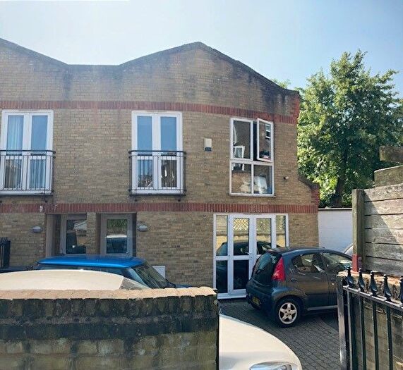 6 Bedroom Semi Detached House To Rent In Tabley Road, North London, Holloway, Islington, N7