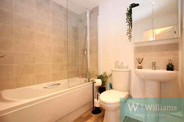 1 Bedroom Flat For Sale In Beauchamp Drive, Newport, PO30