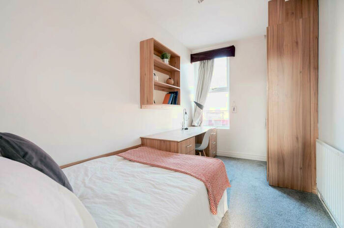 4 Bedroom Flat To Rent In North Lane, Leeds, LS6