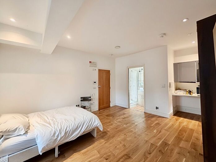 Studio To Rent In Vale Road, London, N4