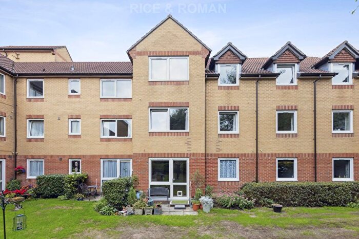 1 Bedroom Flat For Sale In Badgers Court, Epsom, KT17