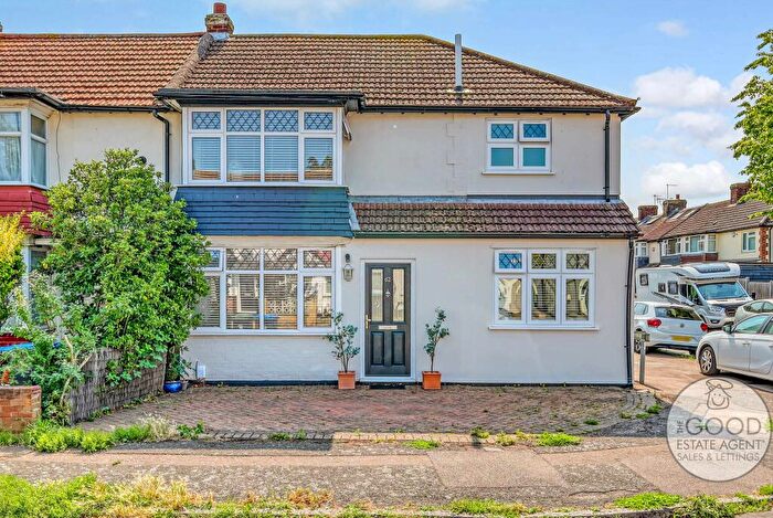 4 Bedroom End Of Terrace House For Sale In Avondale Drive, Loughton, IG10