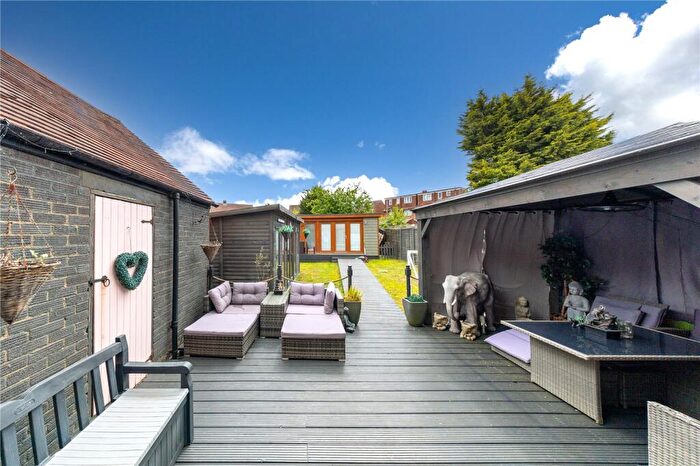 4 Bedroom Semi Detached House For Sale In Bloomfield Avenue, Luton, Bedfordshire, LU2