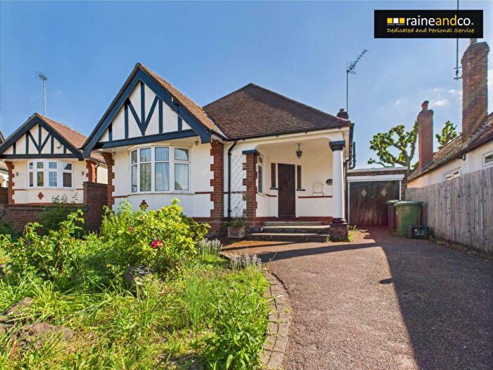 3 Bedroom Detached Bungalow For Sale In Elmroyd Avenue, Potters Bar, EN6