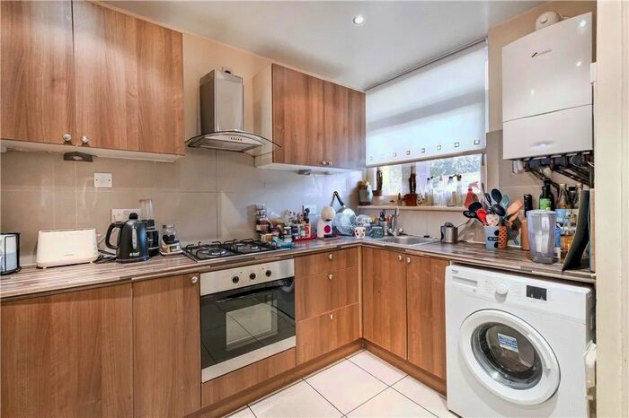 3 Bedroom Flat To Rent In Willington Road, London, SW9