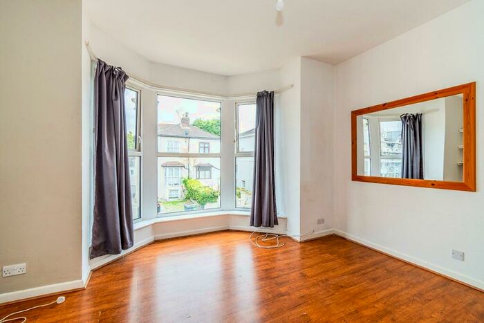 1 Bedroom Flat To Rent In D Victoria Road North, Southsea, Hampshire, PO5
