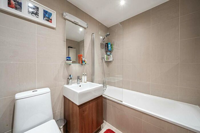 2 Bedroom Flat To Rent In Greencroft Gardens, South Hampstead, London, NW6