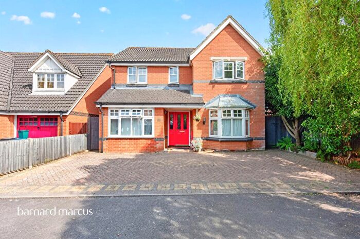 4 Bedroom Detached House For Sale In Woodall Close, Chessington, KT9