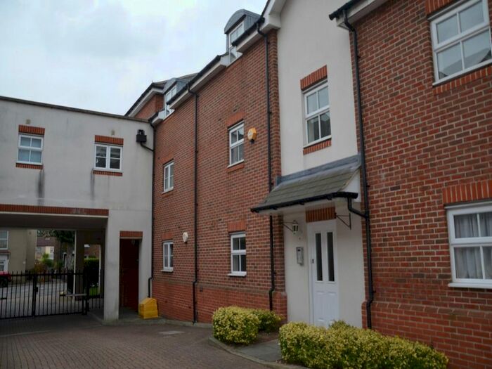 2 Bedroom Flat To Rent In Lind Road, Sutton, Surrey, SM1