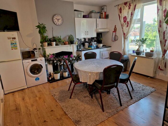 3 Bedroom Flat To Rent In Uxbridge Road, Hatch End, Pinner, HA5