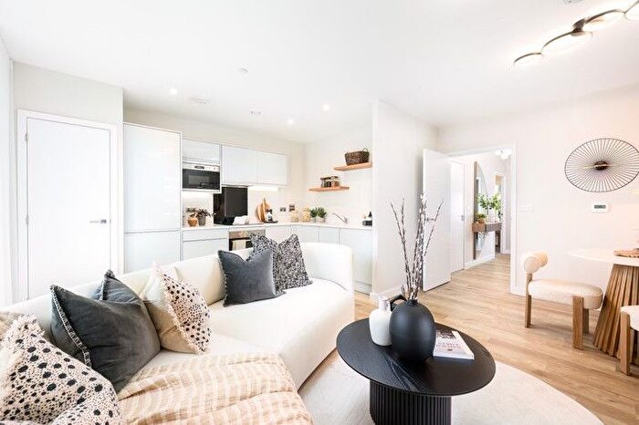 2 Bedroom Flat For Sale In Albert Road, East Barnet, Barnet, EN4