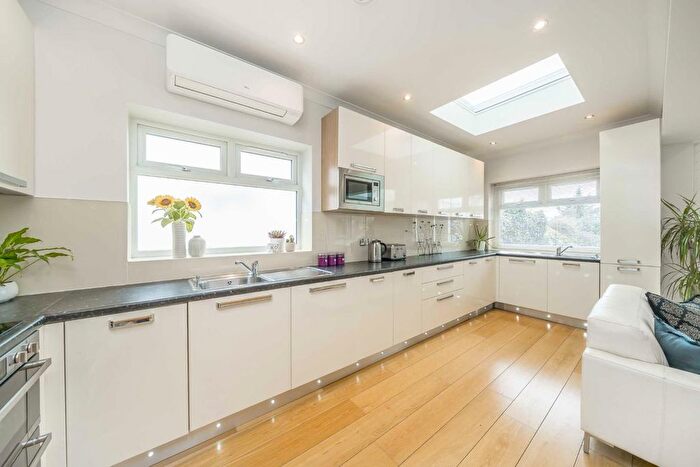 2 Bedroom Flat For Sale In Station Road, London, NW4