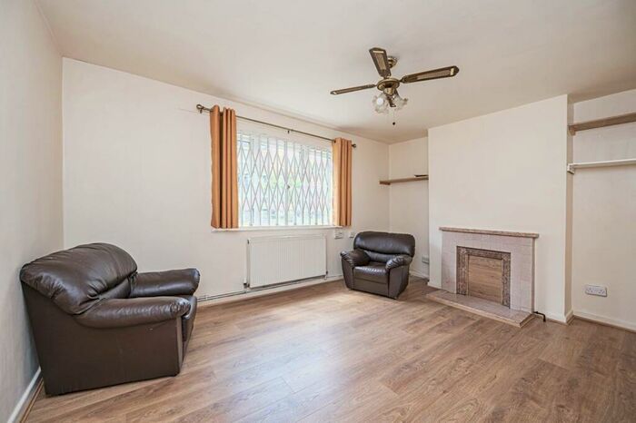 3 Bedroom Flat To Rent In Geffrye Court, Hoxton, London, N1