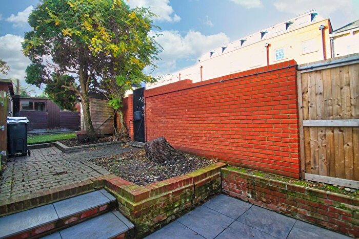 2 Bedroom End Of Terrace House To Rent In Barclay Oval, Woodford Green, IG8