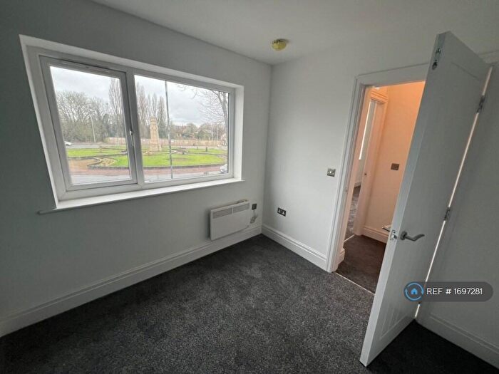 2 Bedroom Flat To Rent In Davyhulme Circle, Urmston, Manchester, M41