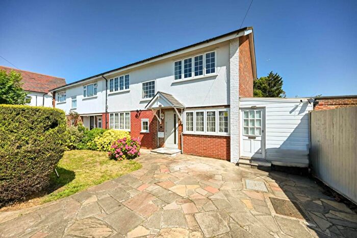 4 Bedroom Semi Detached House For Sale In Motspur Park, Motspur Park, New Malden, KT3