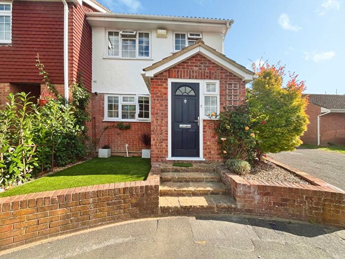 4 Bedroom End Terrace House To Rent In Hawthorn Rise, Hook, Hampshire, RG27