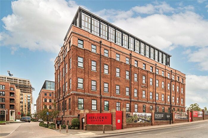 2 Bedroom Flat To Rent In Memorial Avenue, Slough, Berkshire, SL1