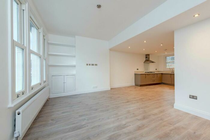 2 Bedroom Apartment To Rent In Northcote Road, SW11