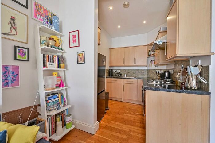 2 Bedroom Flat To Rent In Merton Road, Wandsworth, London, SW18