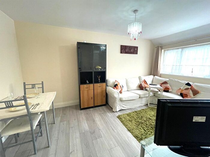 1 Bedroom Flat To Rent In Long Lane, Ickenham, UB10