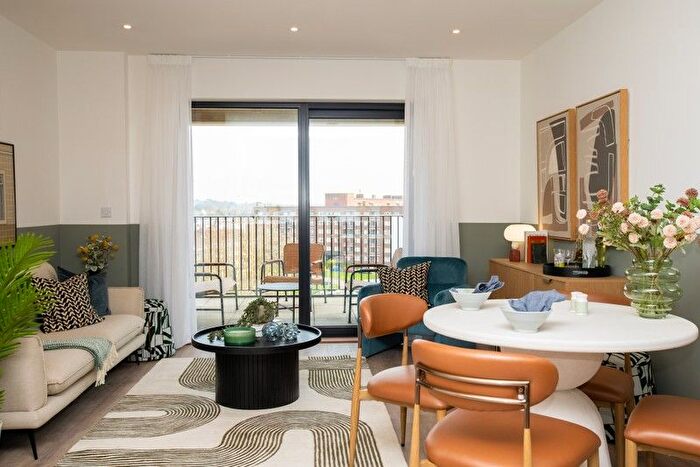 2 Bedroom Flat For Sale In Hawks Road, Kingston Upon Thames, KT1