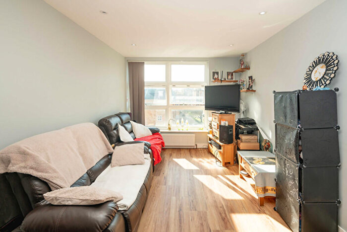 1 Bedroom Apartment For Sale In Bethwin Road, London, SE5