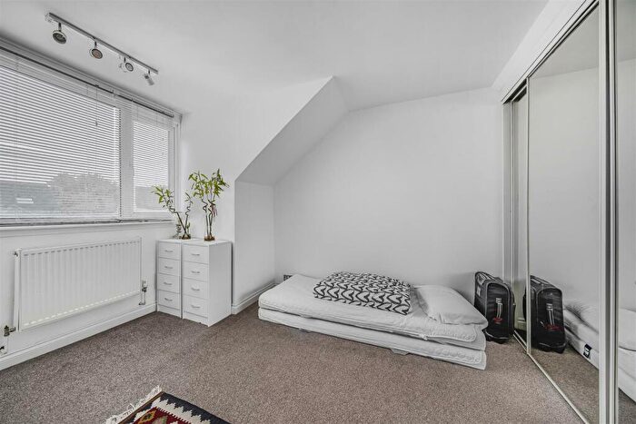 3 Bedroom Bungalow For Sale In Kinloch Drive, London, NW9