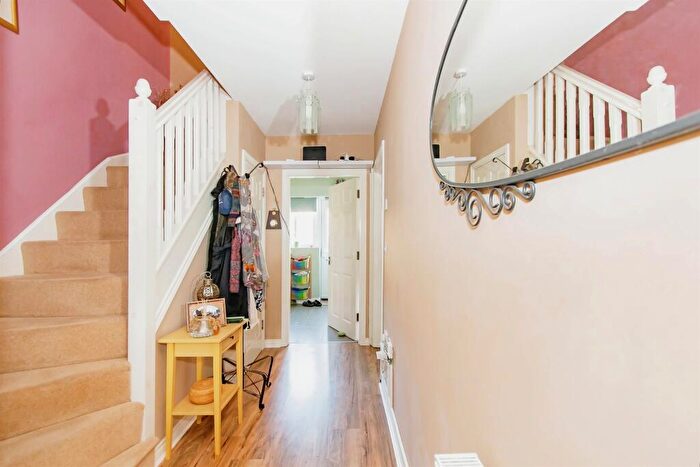 3 Bedroom Town House For Sale In Greenacre Way, Shaftesbury, SP7
