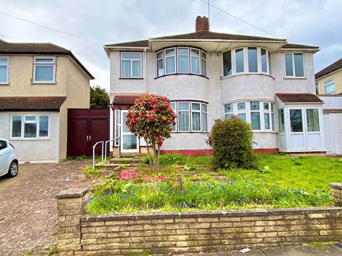 3 Bedroom Semi Detached House For Sale In Gallants Farm Road, East Barnet, EN4