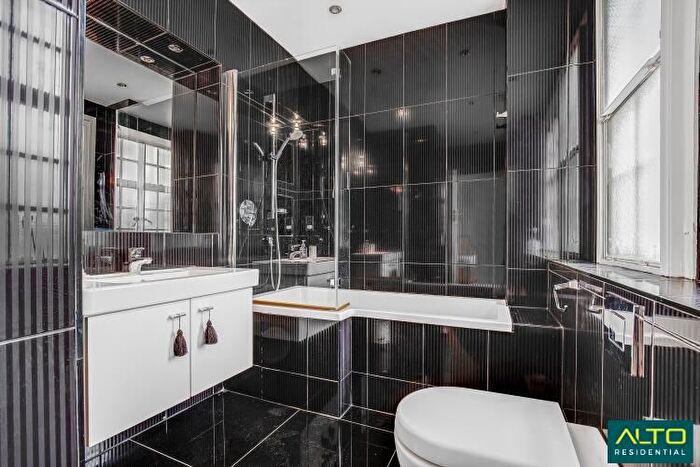 3 Bedroom Flat To Rent In Chiltern Court, Baker Street, London, NW1