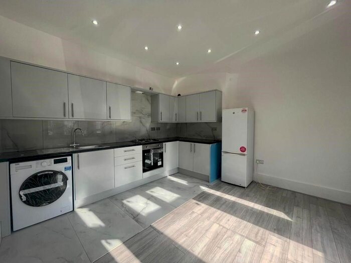 3 Bedroom Maisonette To Rent In Standard Road, Hounslow, TW4