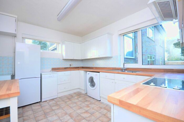 2 Bedroom Flat To Rent In Warren Road, Guildford GU1