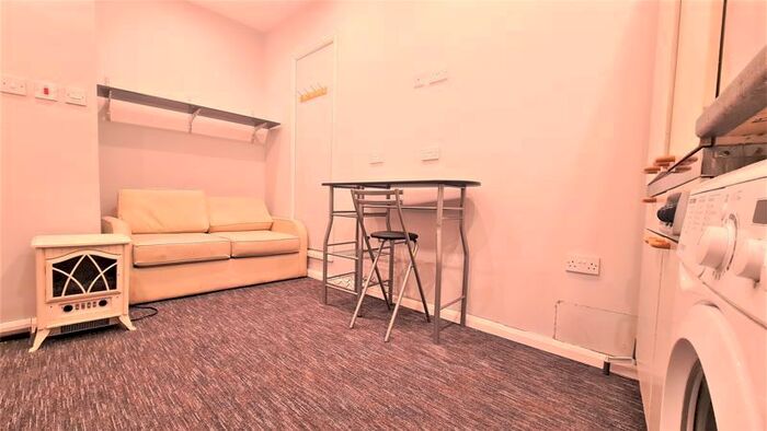 Studio To Rent In Green Lanes, London N13