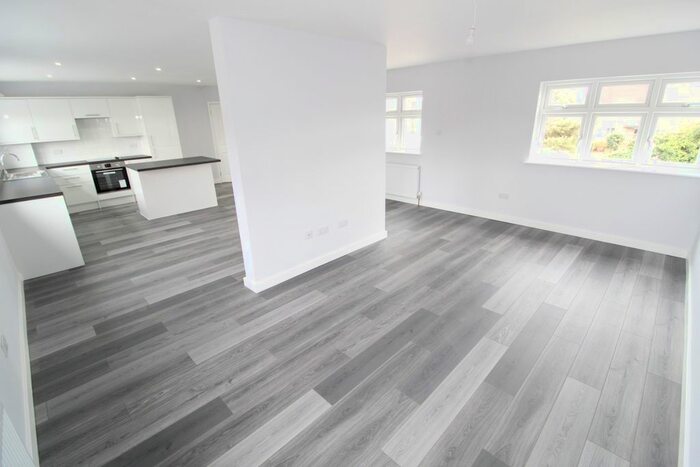 3 Bedroom Flat To Rent In Rectory Road, Hadleigh, Benfleet SS7