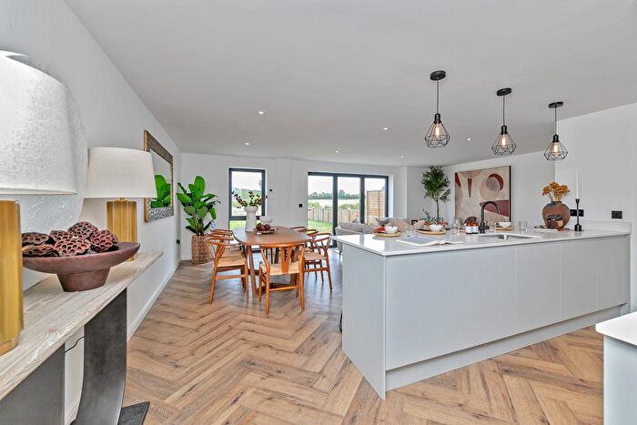 4 Bedroom End Of Terrace House For Sale In Aylesbury Road, Aylesbury, HP22