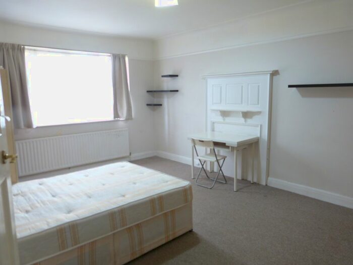 Studio To Rent In Oakfields Road, London, NW11