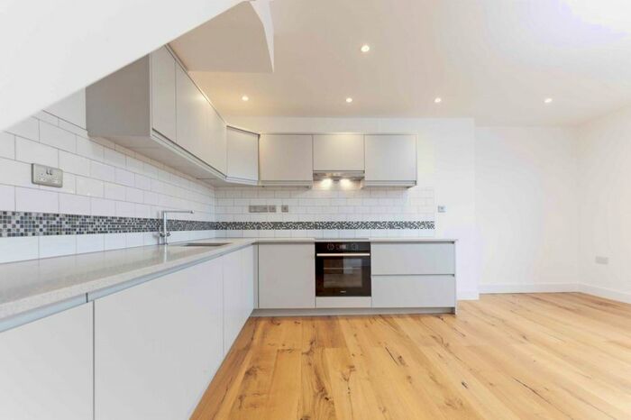2 Bedroom Flat To Rent In Central Hill, London, SE19
