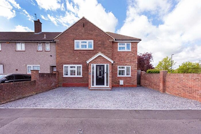4 Bedroom End Of Terrace House For Sale In Cippenham Lane, Slough, Berkshire, SL1