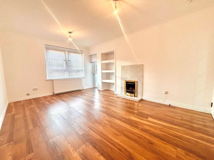 2 Bedroom Apartment To Rent In Netherplace Crescent, Pollok, G53