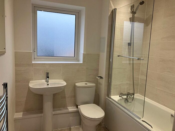 2 Bedroom Flat For Sale In Cobnut Close, Hatfield, Herts, AL10