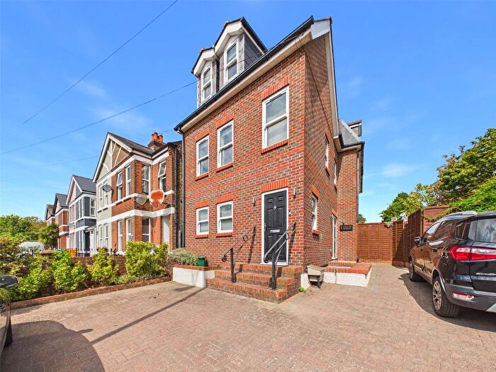 3 Bedroom Maisonette For Sale In Upper Sunbury Road, Hampton, TW12